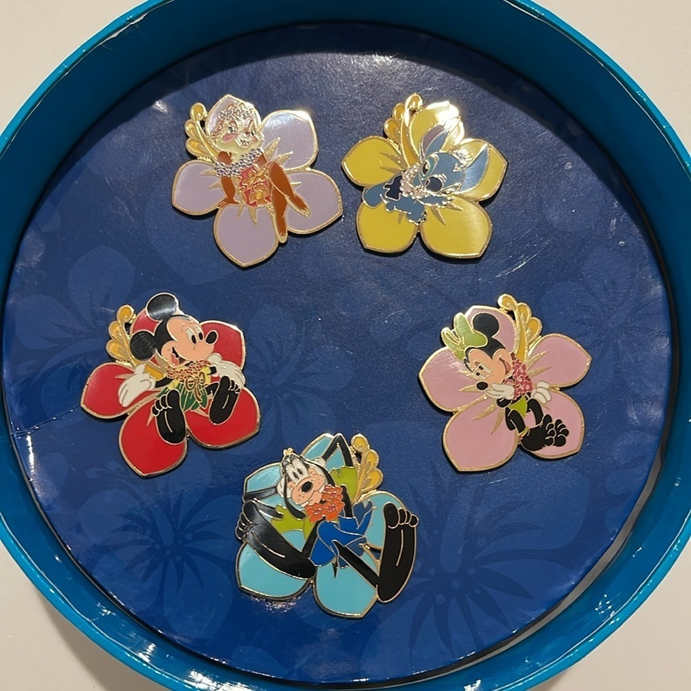 Disney Pins DCL Stitch’s High Sea Adventure Flower Lei Box of 5 Pins - Picture 3 of 6